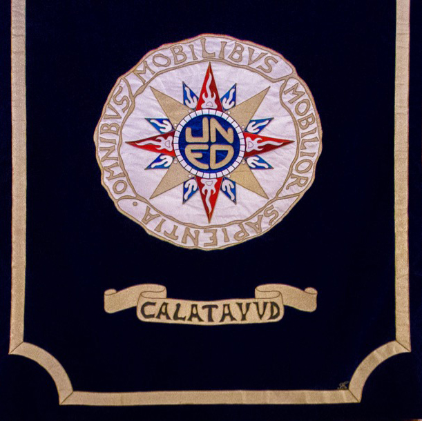 Escudo de la UNED en el Salón de Actos de UNED Calatayud